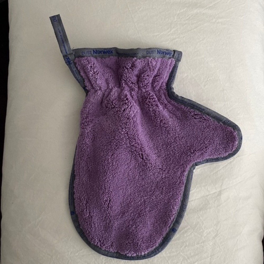 Dusting Mitt by Norwex w/BacLock. BNWT. Static charge keeps dust in the Mitt.